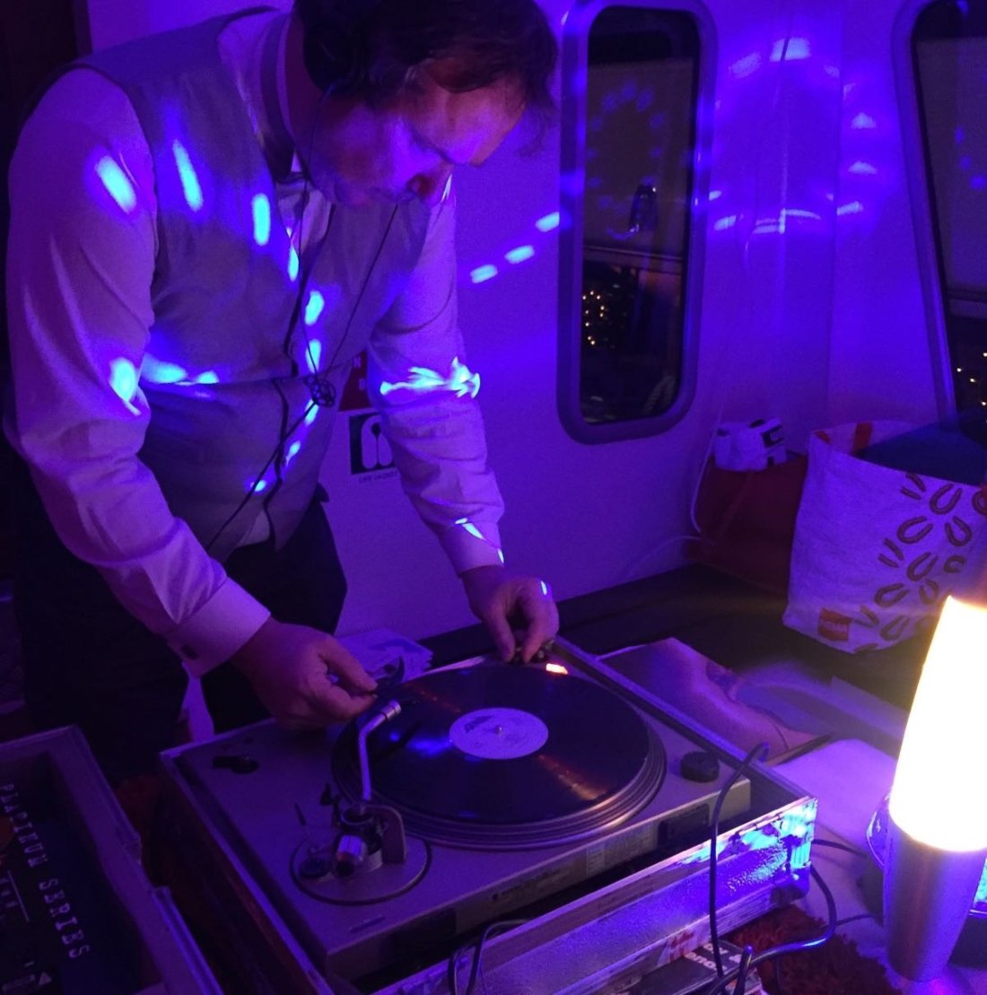 DJ die draait met vinyl & cd
